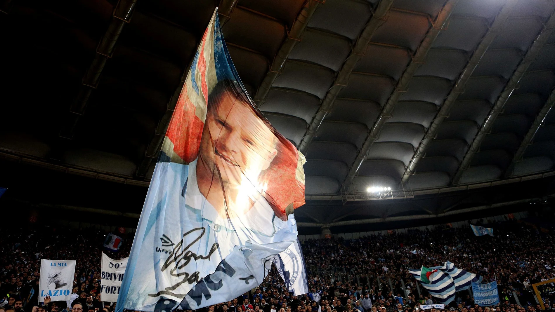 Paul Gascoigne homenajeado por la afición de la Lazio.