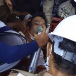 Varios médicos atienden a un hombre en Dawei, Myanmar, que había sido disparado en el pecho