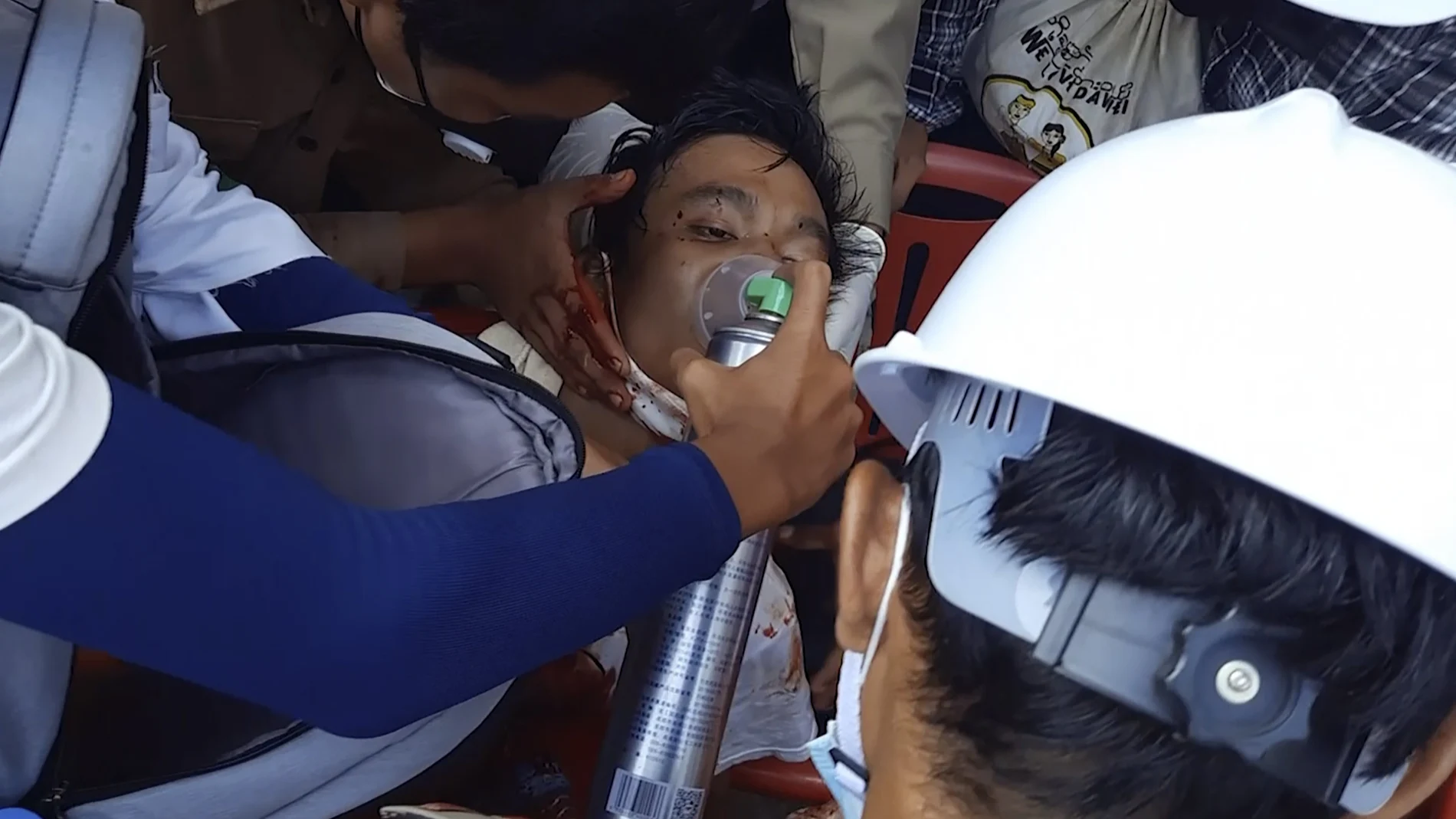 Varios médicos atienden a un hombre en Dawei, Myanmar, que había sido disparado en el pecho