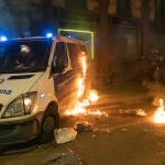 Los disturbios en Barcelona suelen conllevar un elevado nivel de violencia, como el intento de quemar un vehículo de la Guardia Urbana Lorena Sopêna i Lòpez / Europa Press