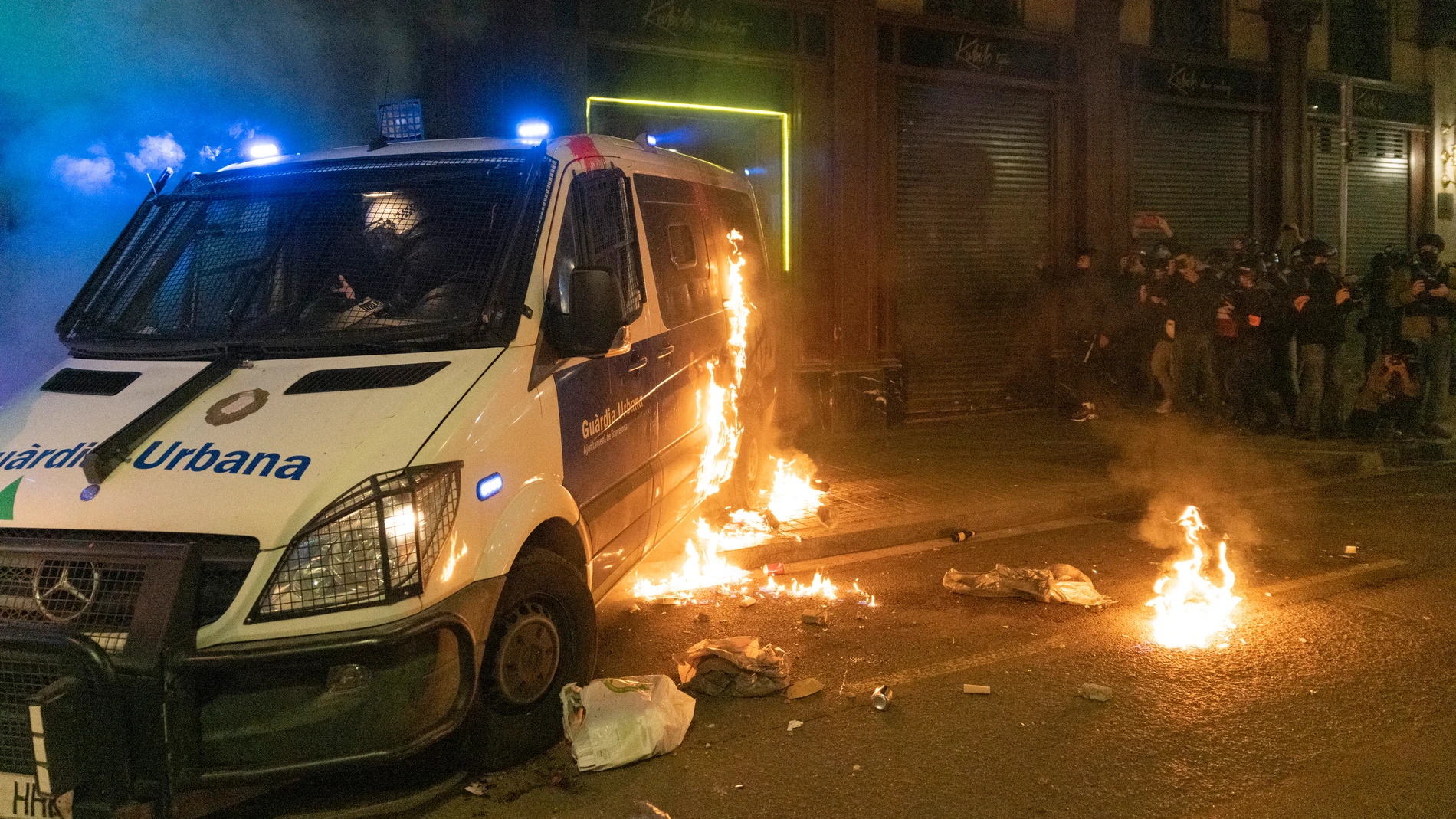Los disturbios en Barcelona suelen conllevar un elevado nivel de violencia, como el intento de quemar un vehículo de la Guardia Urbana Lorena Sopêna i Lòpez / Europa Press