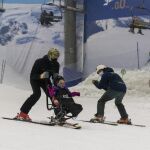 Jan Farrell, con Aiuru en la jornada de deporte adaptado organizada por la "Fundación También" y el esquiador de Speed Ski