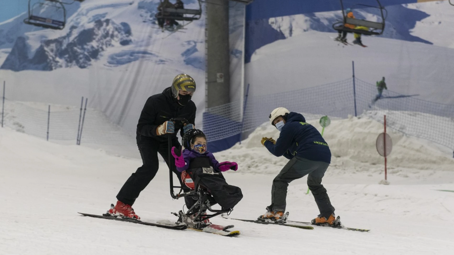 Jan Farrell, con Aiuru en la jornada de deporte adaptado organizada por la "Fundación También" y el esquiador de Speed Ski