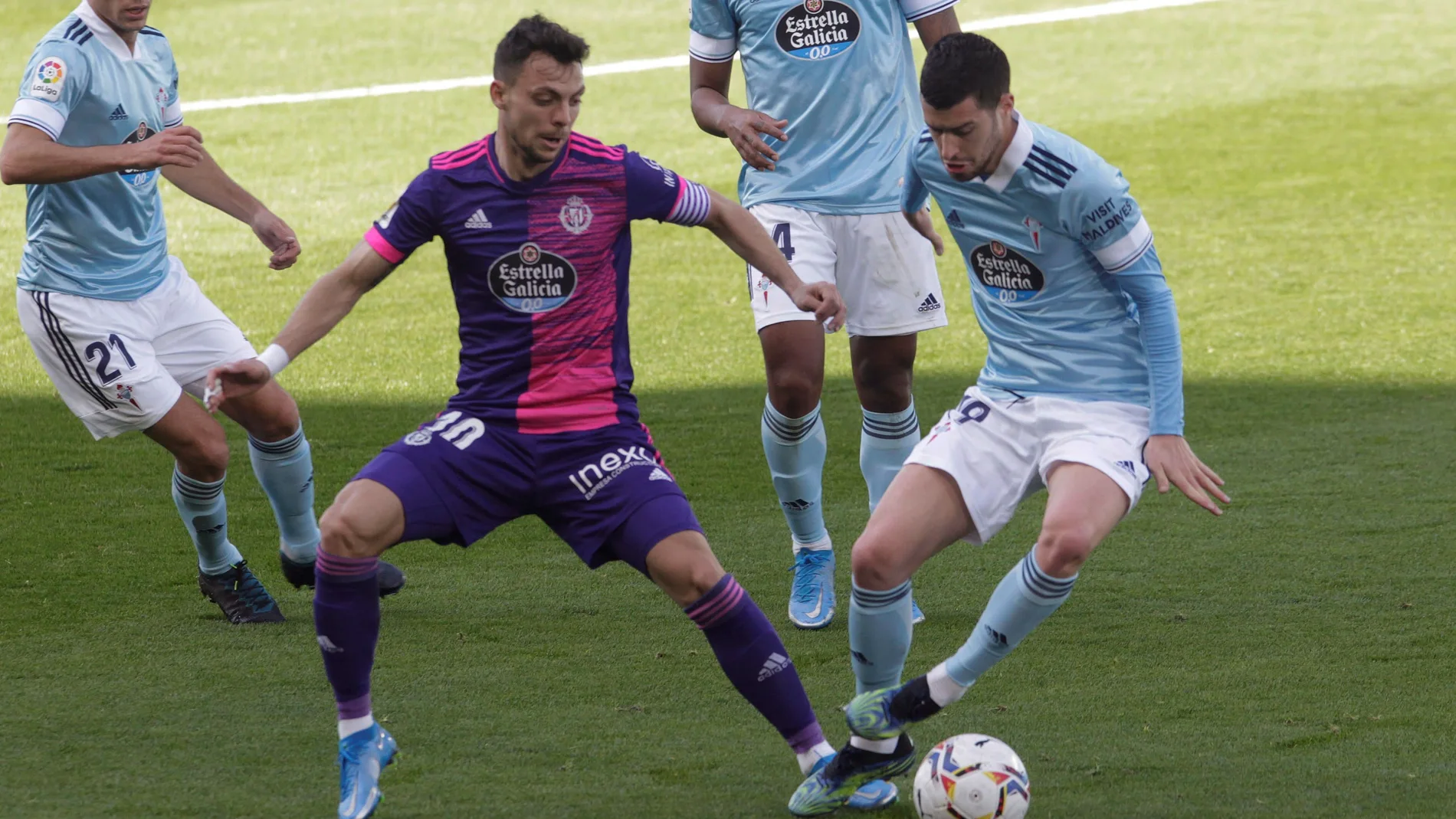 VIGO, 28/02/2021.- El El jugador del Celta de Vigo Aarón Martín (D) durante el partido de la vigésima quinta jornada de LaLiga Santander disputado este domingo en el estadio de Balaídos. EFE/Salvador Sas