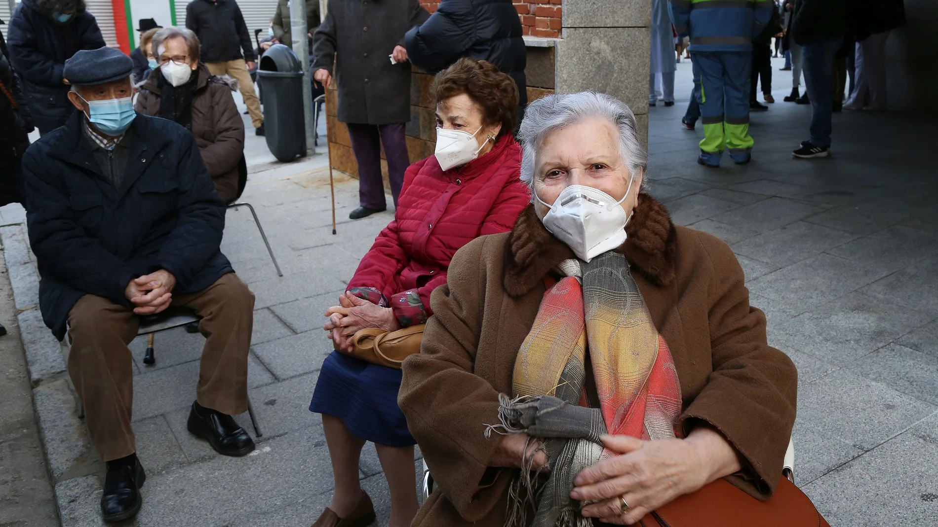 Vacunación masiva de mayores de 90 años en una carpa junto al centro de Salud de la Puebla en Palencia.foto Manuel Brágimo