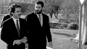 En Moncloa. En diciembre de 1995, José María Aznar sale de entrevistarse con Felipe González, entonces presidente del Gobierno. Le acompaña Miguel Ángel Rodríguez