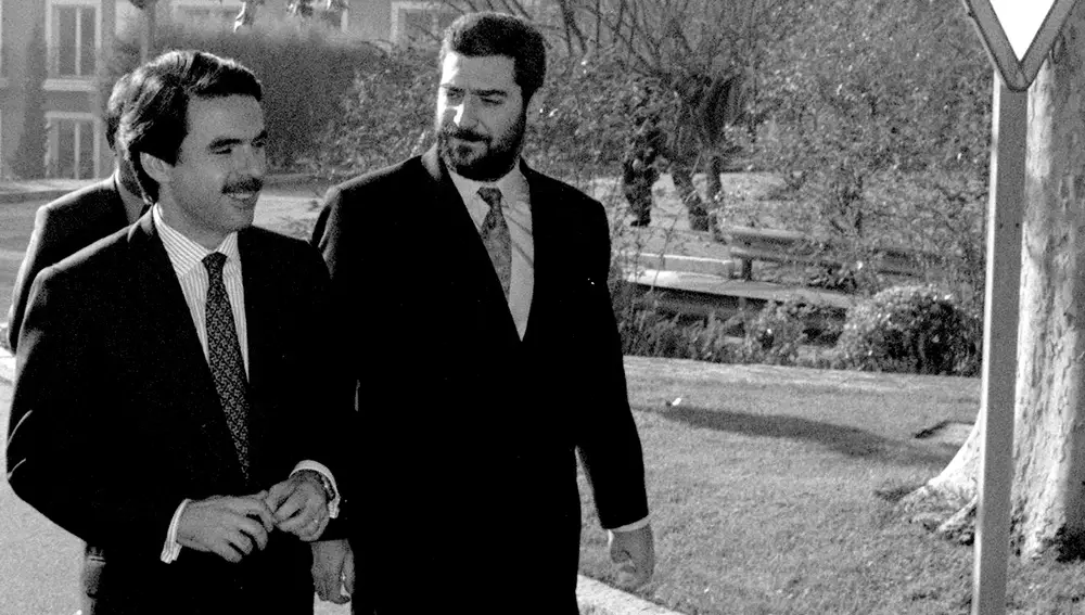 En Moncloa. En diciembre de 1995, José María Aznar sale de entrevistarse con Felipe González, entonces presidente del Gobierno. Le acompaña Miguel Ángel Rodríguez