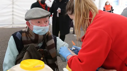 Vacunación masiva de mayores de 90 años en una carpa junto al centro de Salud de la Puebla en Palencia.