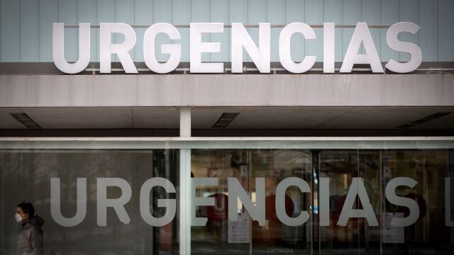 Una persona a la entrada de Urgencias del Complejo Hospitalario de Navarra
