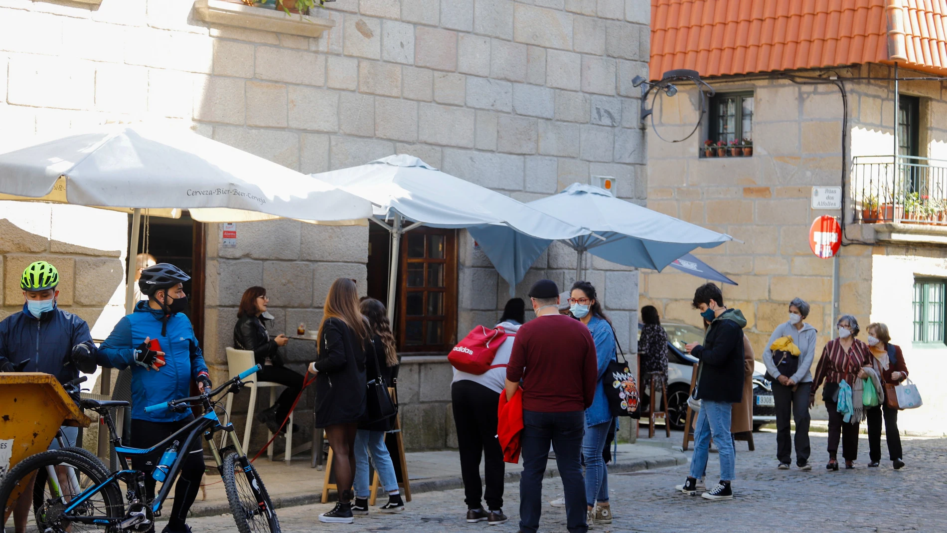 Varias personas en la terraza de un bar en el barrio de Bouzas, en Vigo, Galicia (España)