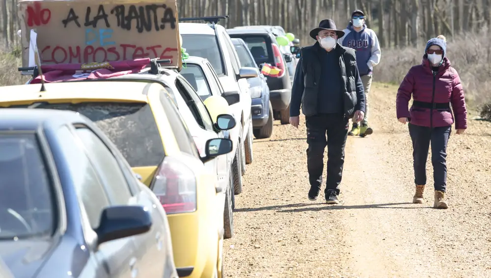 La Asociación Medioambiental Valle de Valdearcos organiza una caravana de vehículos en protesta por la instalación de una planta de compostaje de lodos en Reliegos