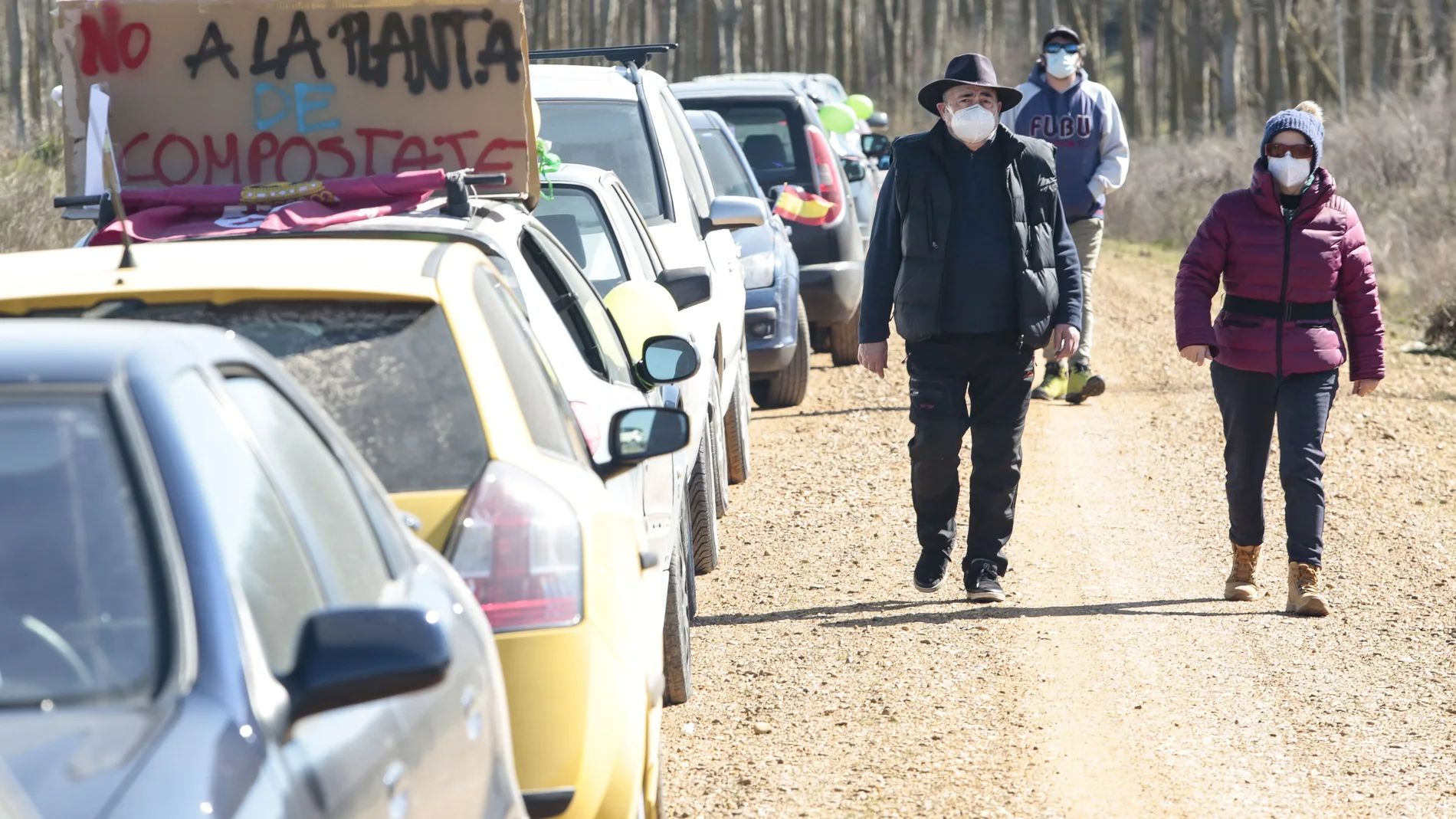 La Asociación Medioambiental Valle de Valdearcos organiza una caravana de vehículos en protesta por la instalación de una planta de compostaje de lodos en Reliegos