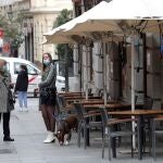 Varias personas transitan por las calles, con el actual horario para las restricciones. EFE/Emilio Naranjo