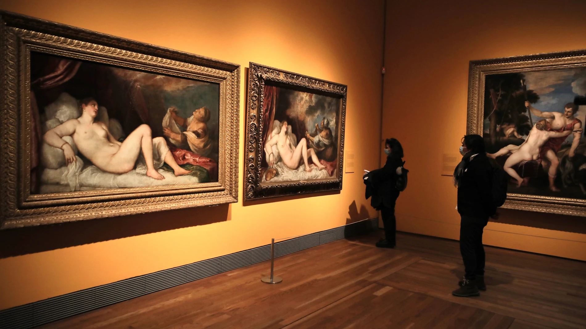 Las dos «Dánae» de Tiziano, la de la Wellington Collection y el Prado, que se ven en la exposición