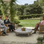 Un momento de la entrevista de Harry y Meghan con la estrella de la TV de EEUU Oprah Winfrey