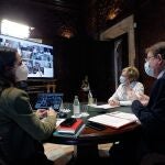 El presidente de la Generalitat, Ximo Puig, preside la reunión de creación del Programa Valenciano de Investigación Vacunal covid-19 (ProVaVac), a la que asiste la consellera de Sanidad, Ana Barceló (d) y la directora General de Ánalisis y Políticas Públicas, Ana Berenguer (i).