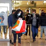 Varios clientes salen del Centro Comercial Granvia 2 en Barcelona