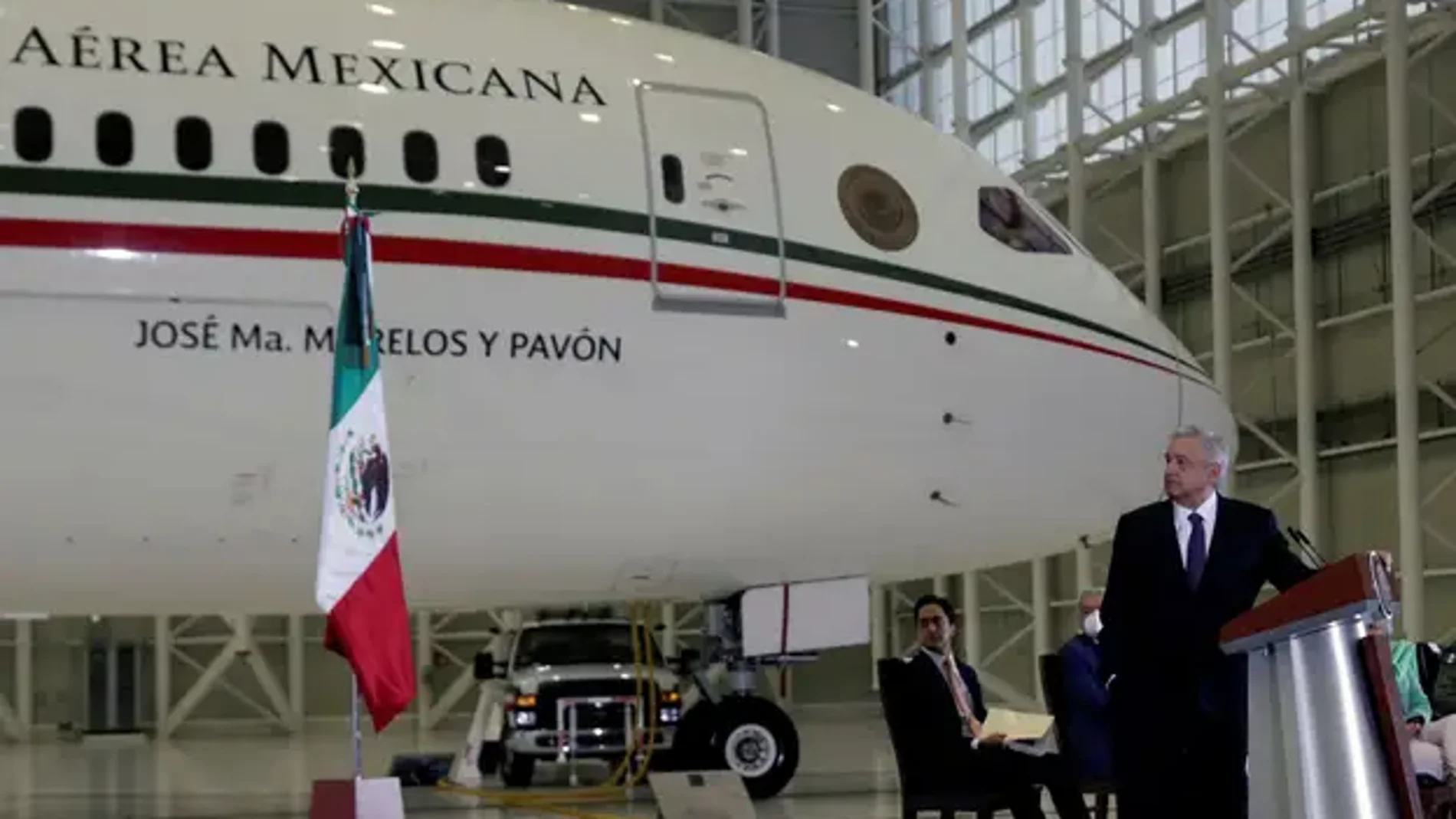 López Obrador junto al avión presidencial que prometió vender