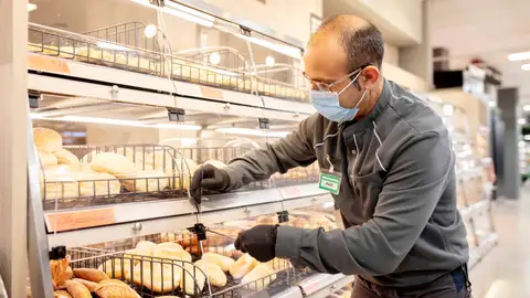 Trabajador de Mercadona en un supermercado de Valencia