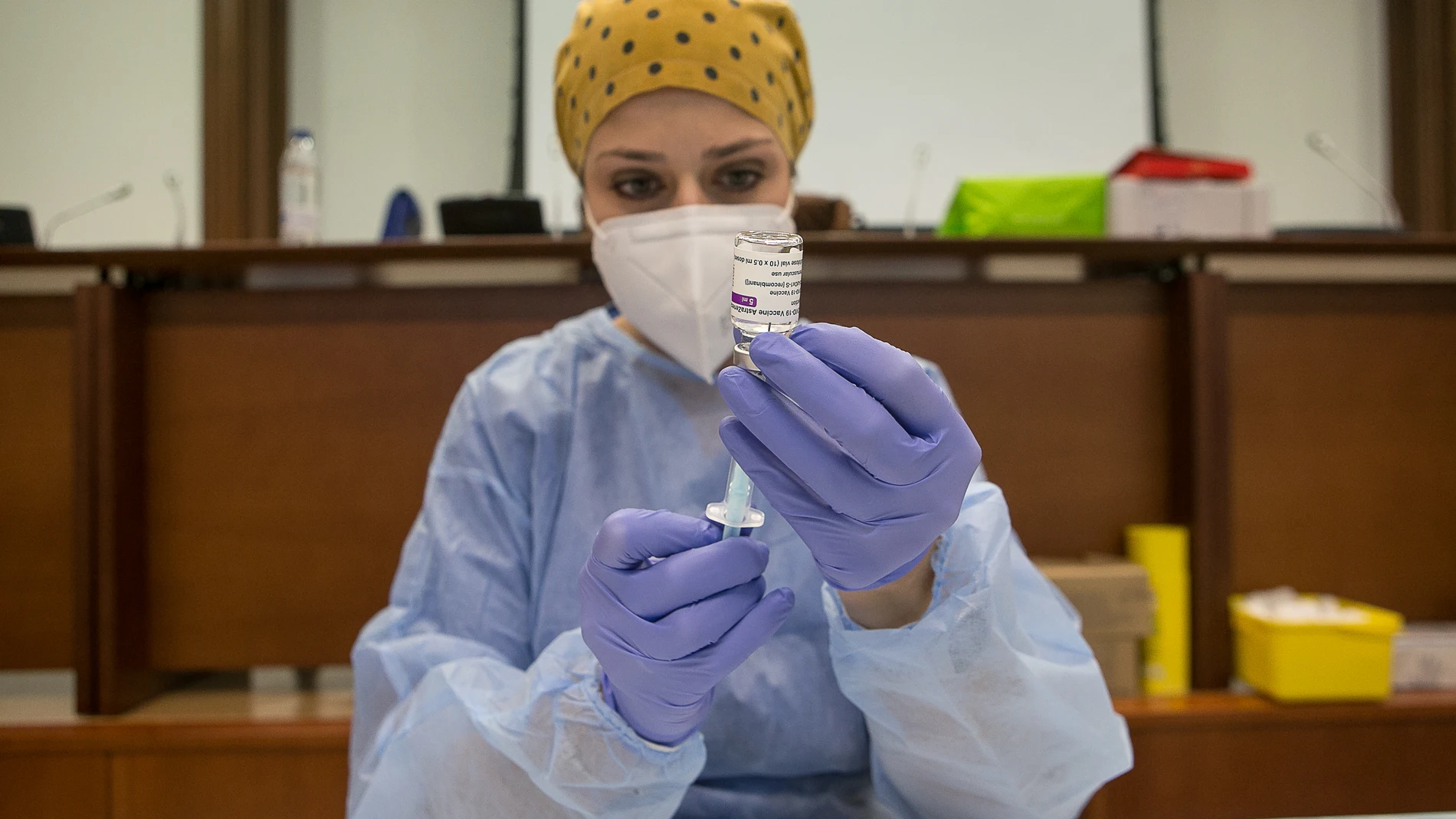 Una profesional sanitaria sostiene un vial de la vacuna AstraZeneca contra la COVID-19 en el Hospital de Mérida, Extremadura