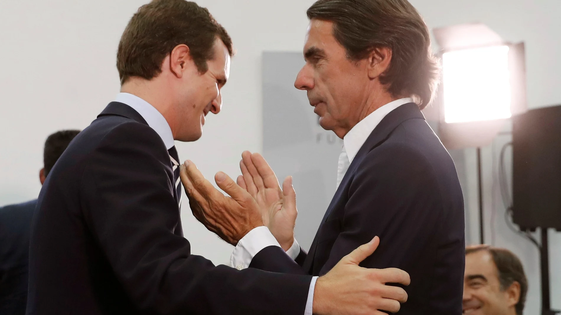 El presidente de la Fundación FAES José María Aznar, y el presidente del PP, Pablo Casado