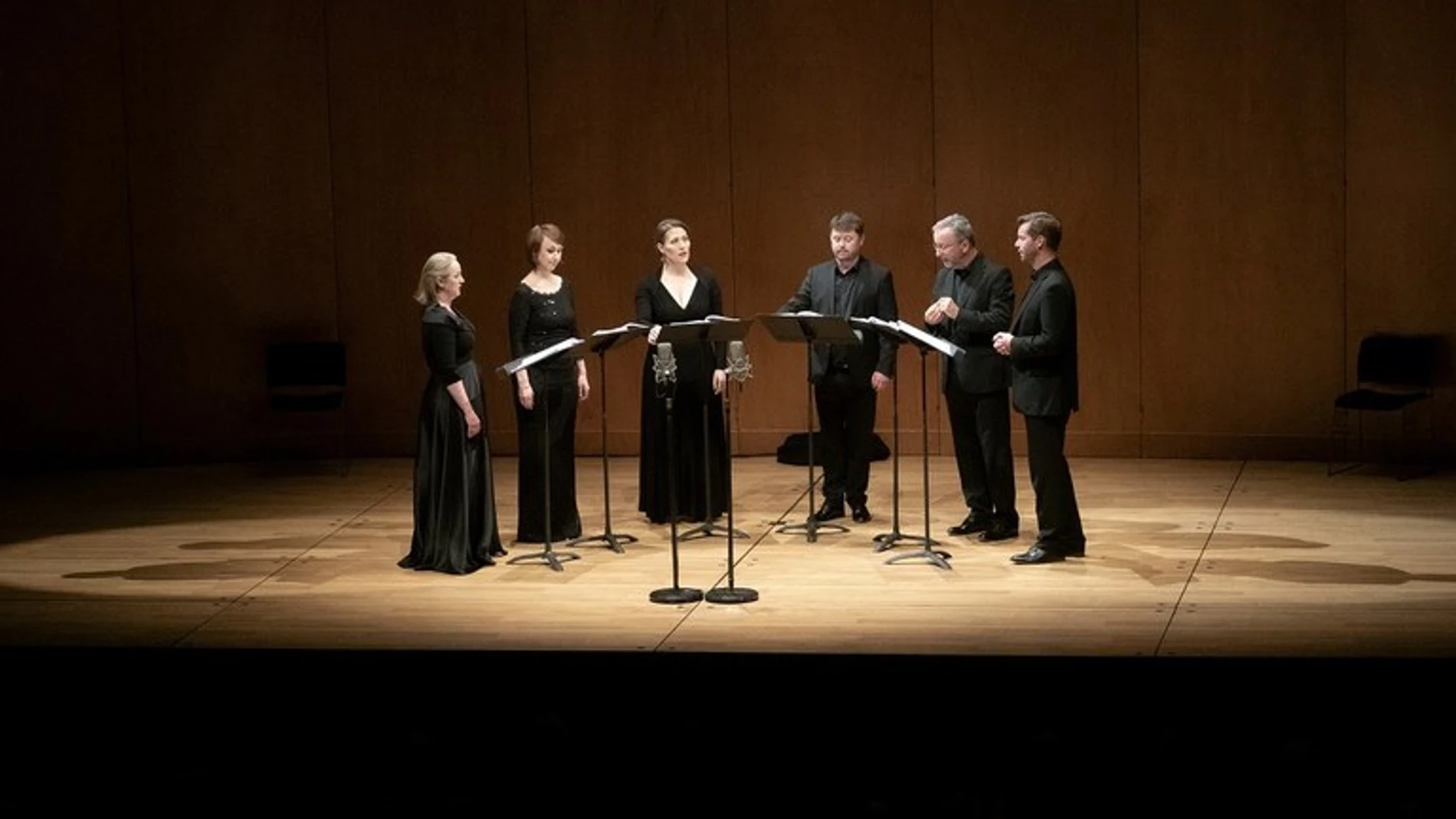 El coro del Auditorio Nacional que interpreta "Les Arts Florissants" está formado, entre otros, por los sopranos Ellen Giacone, Maud Gnidzaz y Juliette Perret