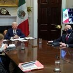 El presidente de EE UU, Joe Biden, y el secretario de Seguridad Nacional, Alejandro Mayorkas, durante la reunión virtual con el mandatario mexicano, Andrés Manuel López Obrador, desde la Casa Blanca