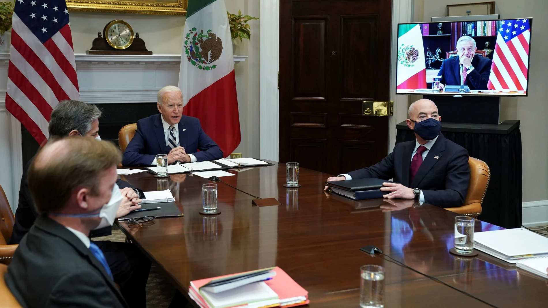 El presidente de EE UU, Joe Biden, y el secretario de Seguridad Nacional, Alejandro Mayorkas, durante la reunión virtual con el mandatario mexicano, Andrés Manuel López Obrador, desde la Casa Blanca