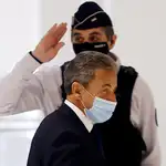 El ex presidente Nicolas Sarkozy hoy abandona el tribunal de París tras conocer el fallo
