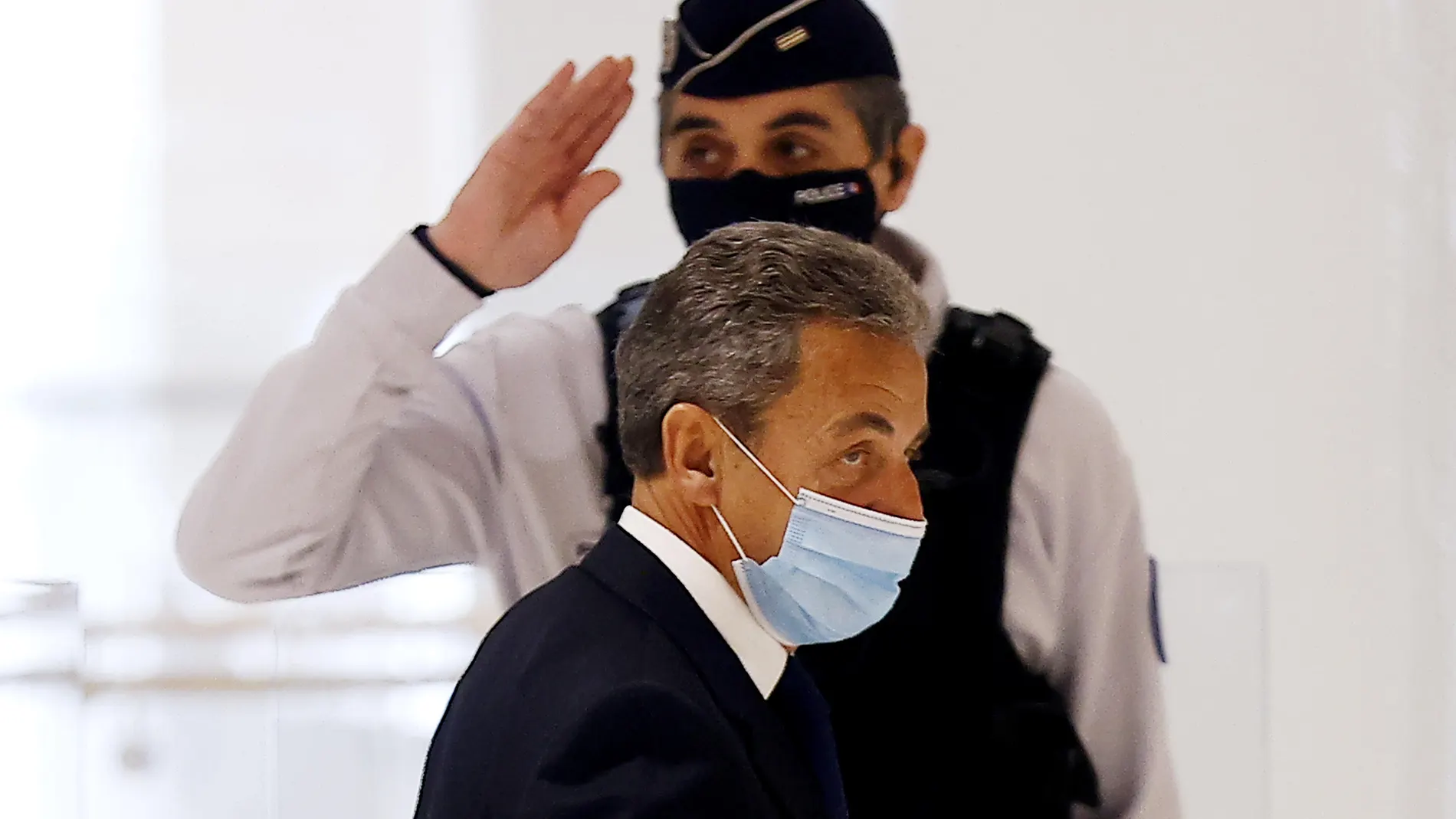 El ex presidente Nicolas Sarkozy hoy abandona el tribunal de París tras conocer el fallo