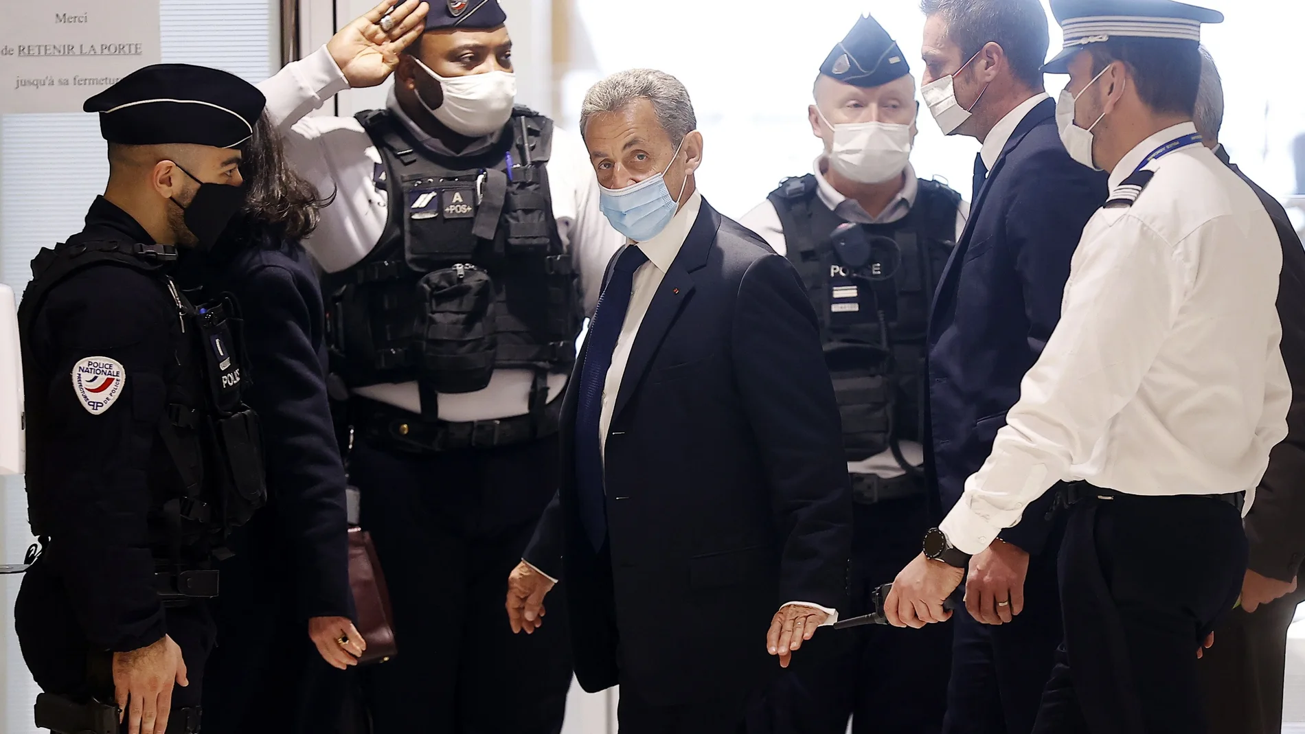 El expresidente francés Nicolas Sarkozy (c) fue condenado este lunes a tres años de prisión por corrupción y tráfico de influencias