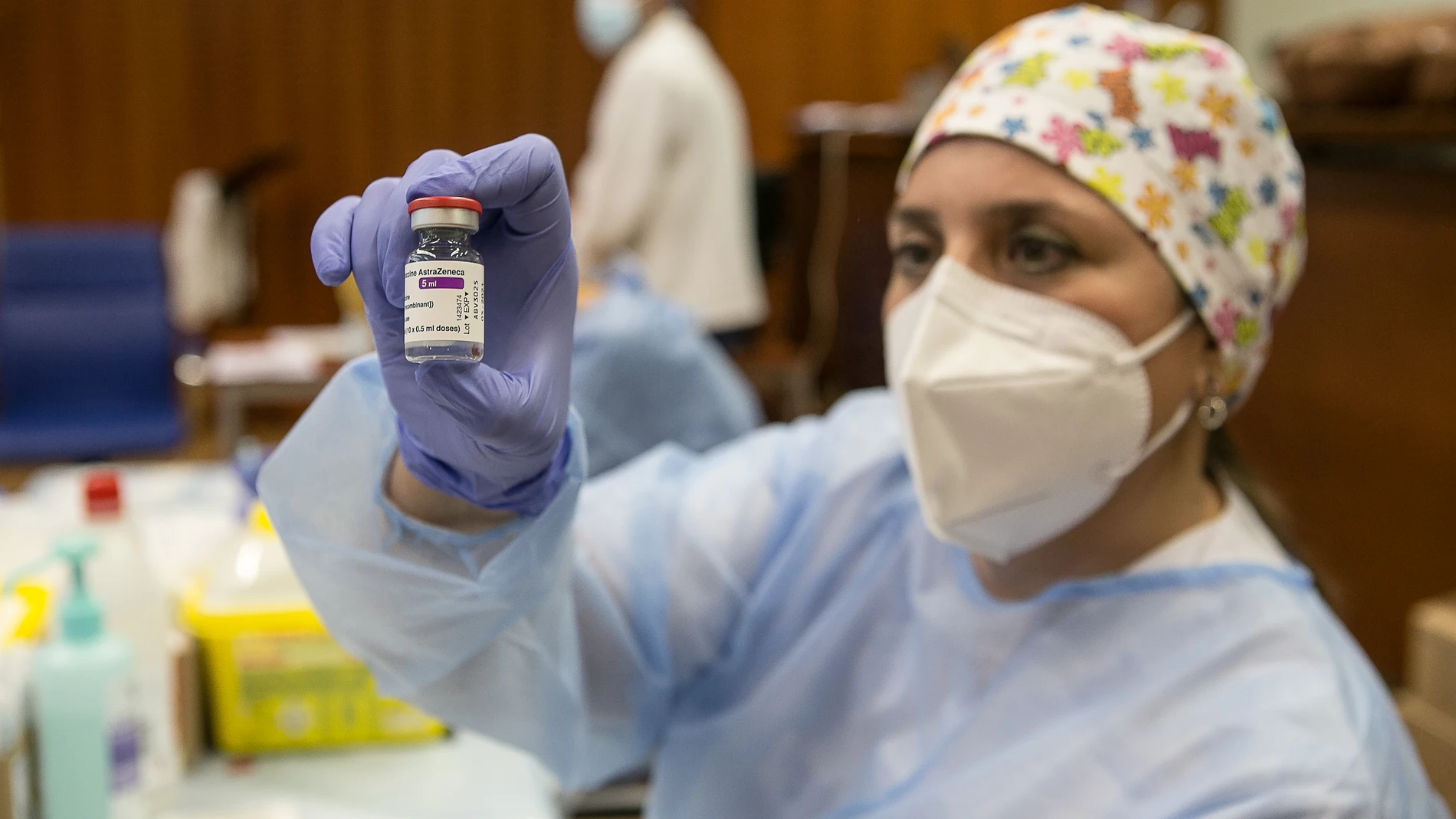 Una profesional sanitaria sostiene un vial de la vacuna AstraZeneca contra la COVID-19 en el Hospital de Mérida, Extremadura