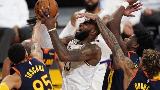 LeBron James es el jugador 23 de la historia de la NBA que juega 1.300 partidos en la temporada regular.
