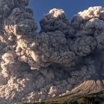 El volcán en el monte Sinabung de Indonesia en erupción