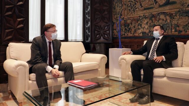 GRAFCVA2413. VALENCIA, 02/03/2021.-El president de la Generalitat, Ximo Puig (i) durante la reunión que mantenido con el presidente del Valencia CF, Anil Murthy.
