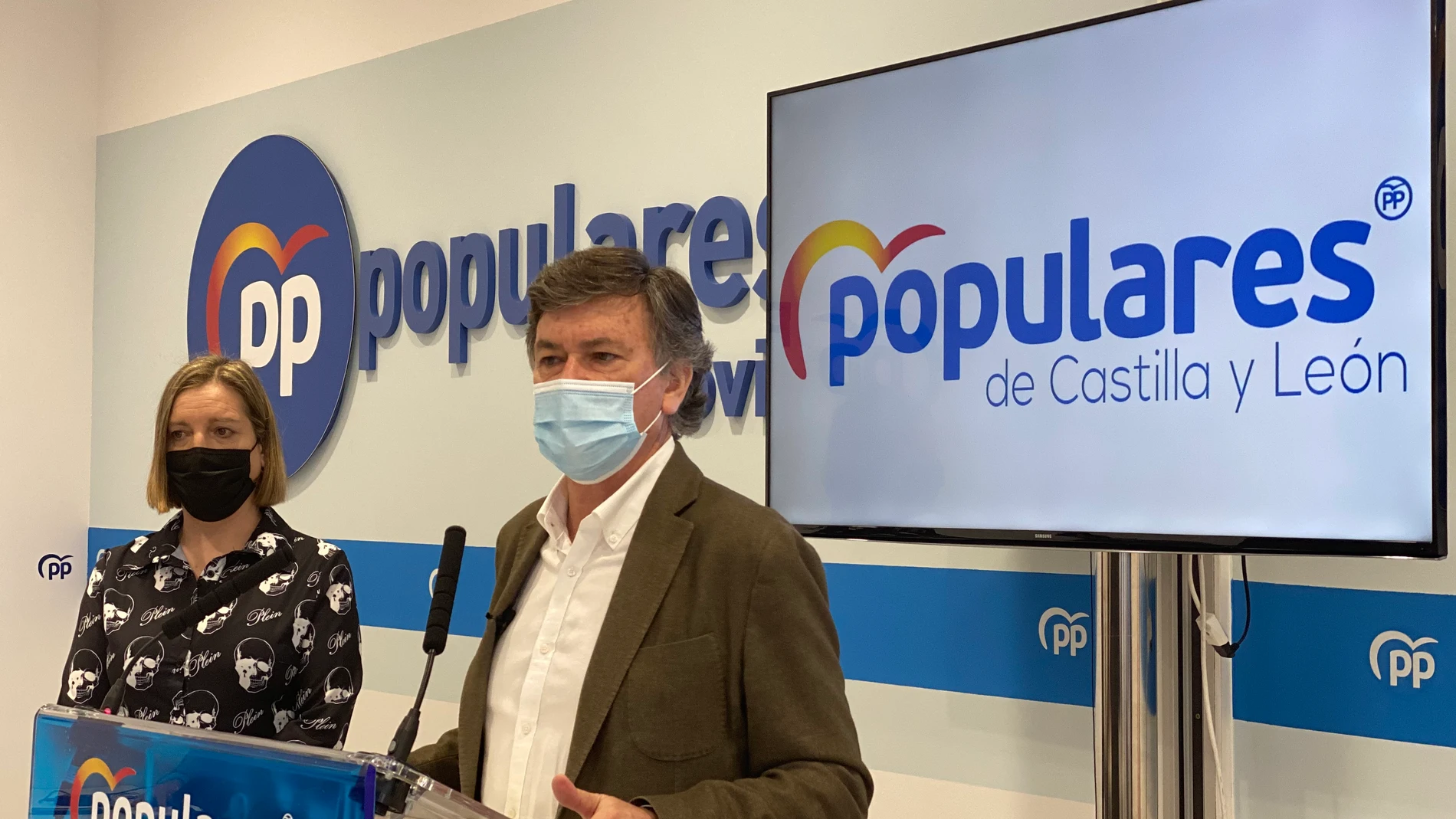 El secretario autonómico del PP en Castilla y León, Francisco Vázquez, junto a la procuradora María Ángeles García