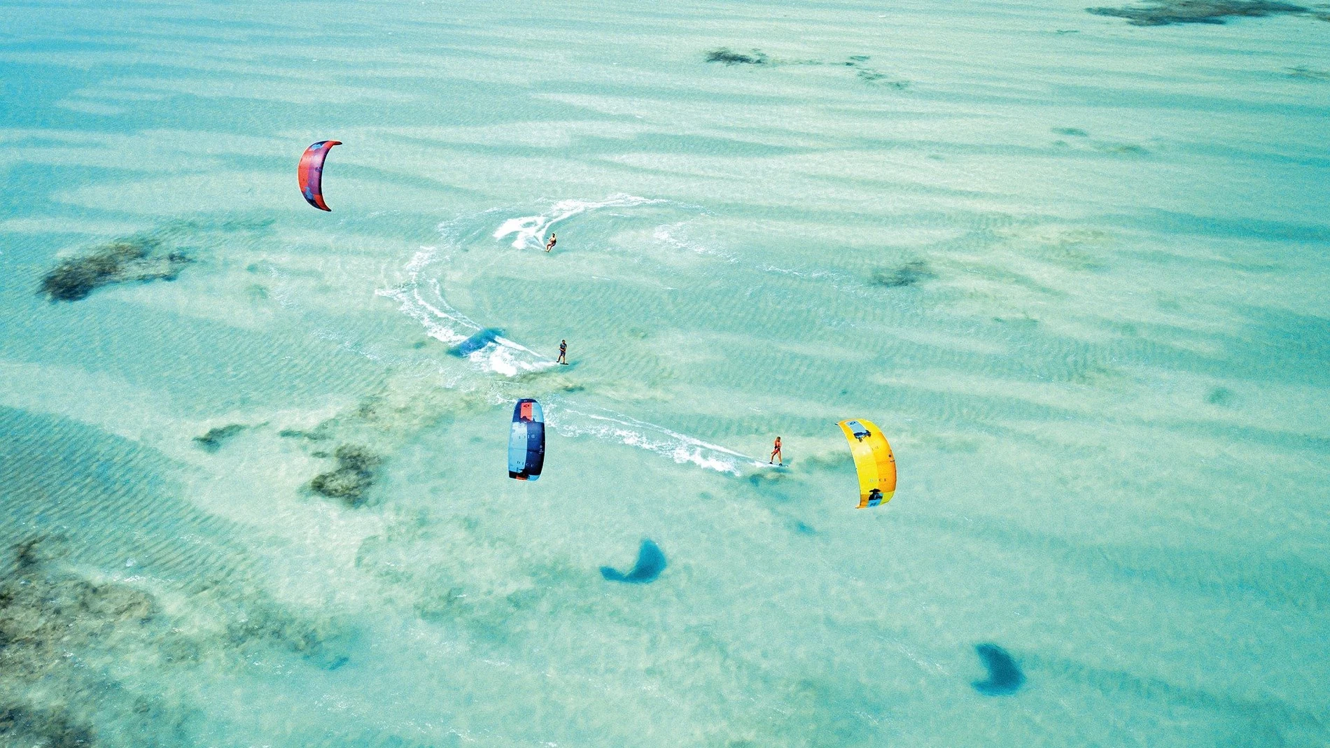 Entre las actividades ofrecidas en Zanzíbar entra este espectacular escenario de kitesurf.