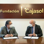 El presidente de la Fundación Cajasol, Antonio Pulido, y el presidente del Consejo Audiovisual de Andalucía (CAA), Antonio Checa, hoy en la firma del convenio