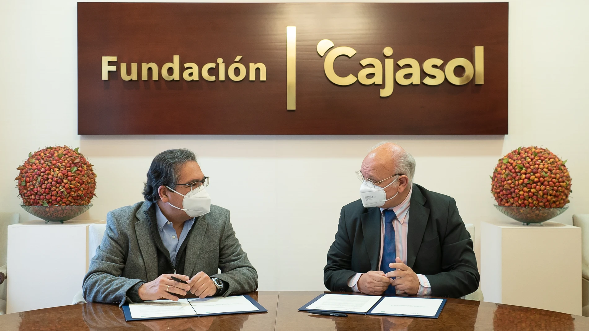 El presidente de la Fundación Cajasol, Antonio Pulido, y el presidente del Consejo Audiovisual de Andalucía (CAA), Antonio Checa, hoy en la firma del convenio
