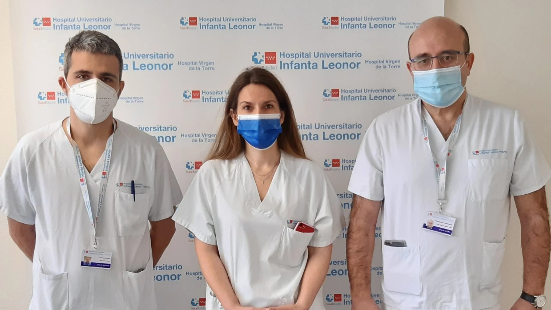 De izquierda a derecha, el doctor Torres Macho, jefe de Servicio de Medicina Interna; la doctora Muñoz Rivas, médico internista del Hospital, y el doctor Hernández Rivas, jefe de Sección de Hematología