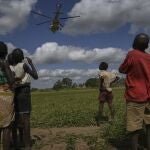 Un grupo de niños observa un helicóptero en Mozambique de los que forman parte de las fuerzas que luchan contra el yihadismo02/03/2021
