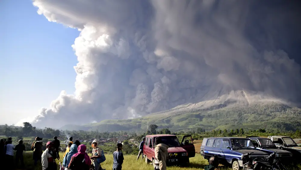 La gente observa la ceniza dejada por la erupción del volcán Mount Sinabung en Indonesia