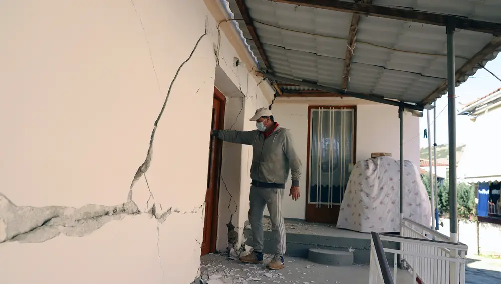 Un hombre observa los daños en una casa en la localidad de Mesochori, en el centro de Grecia, después del terremoto