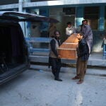 Varias personas transportan el féretro de una de las periodistas asesinadas EFE/EPA/GHULAMULLAH HABIBI