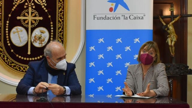 El presidente del Consejo de Hermandades de Cádiz con la directora de Caixabank en Andalucía