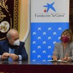 El presidente del Consejo de Hermandades de Cádiz con la directora de Caixabank en Andalucía