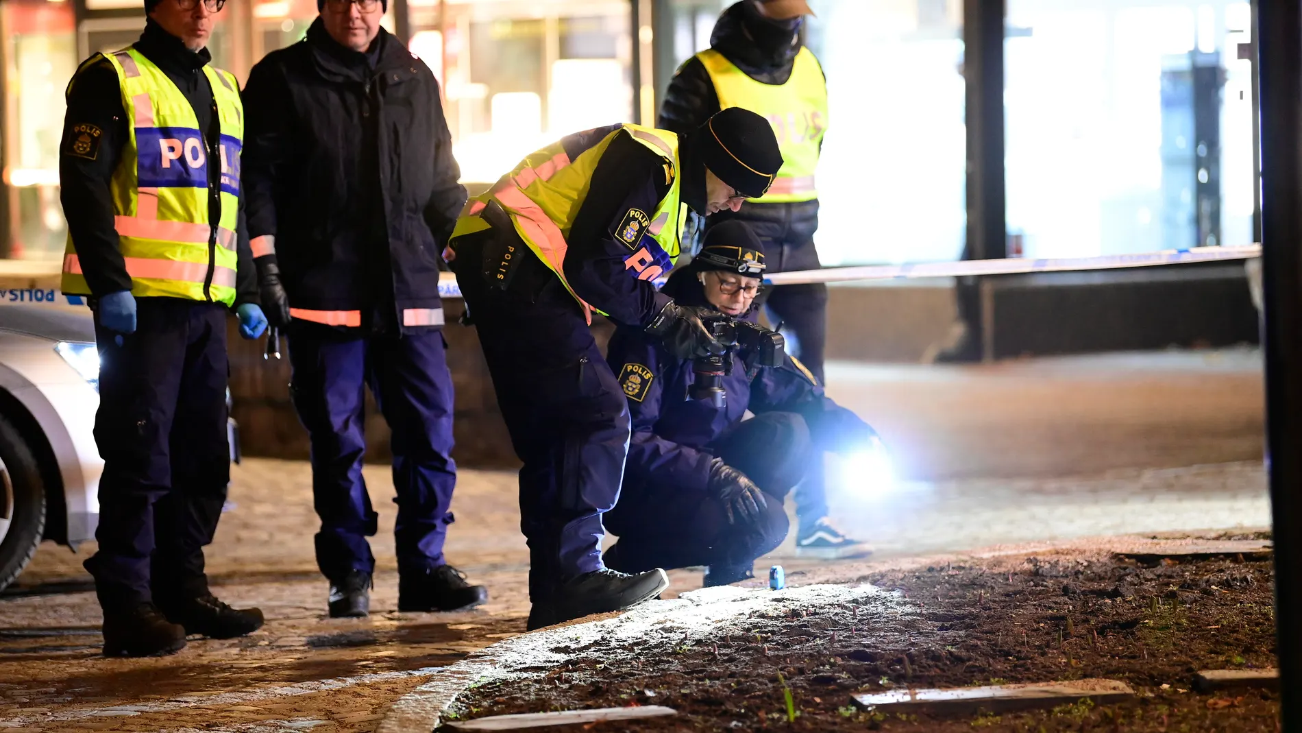 La Policía sueca recoge muestras el 3 de marzo en la calle de Vetlanda donde se produjeron los ataques con cuchillo