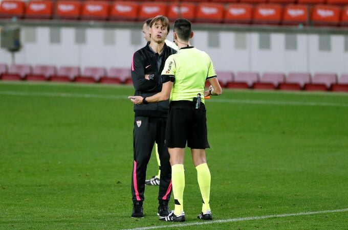 El entrenador del Sevilla, Julen Lopetegui, conversa con el árbitro Sánchez Martínez al final del encuentro