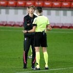 El entrenador del Sevilla, Julen Lopetegui, conversa con el árbitro Sánchez Martínez al final del encuentro