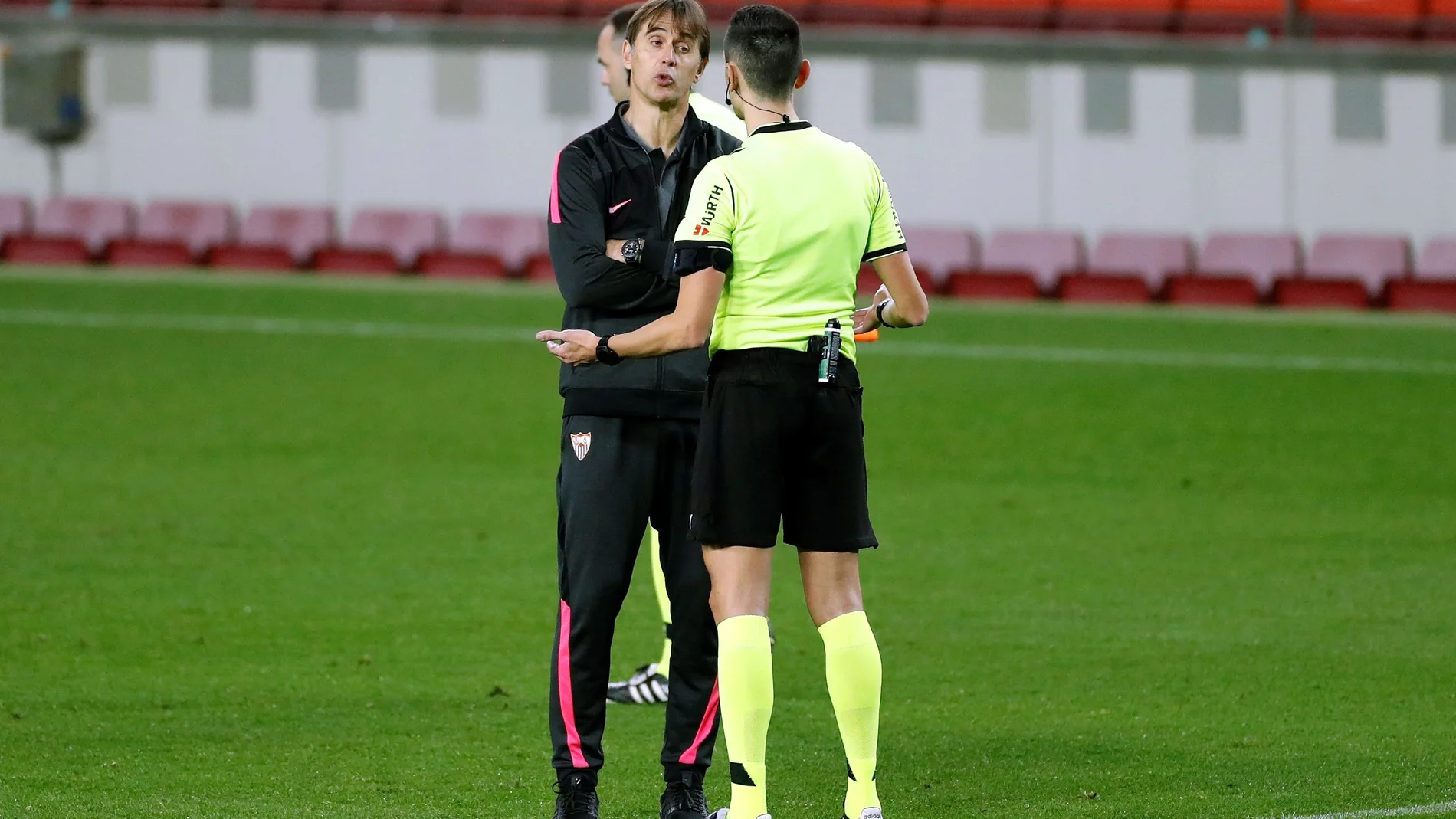 El entrenador del Sevilla, Julen Lopetegui, conversa con el árbitro Sánchez Martínez al final del encuentro